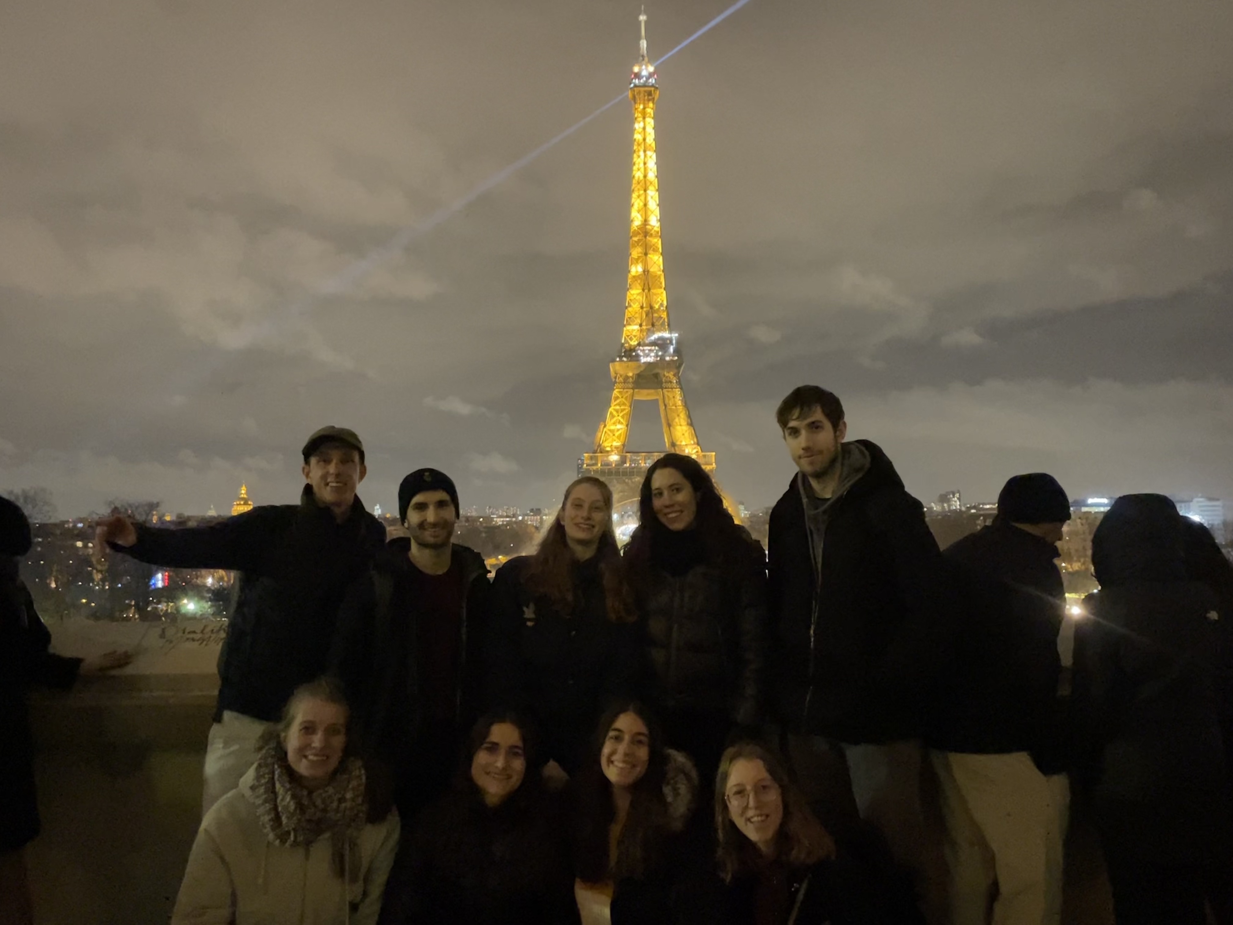 Společná fotografie s Portugalci u Eiffelovy věže